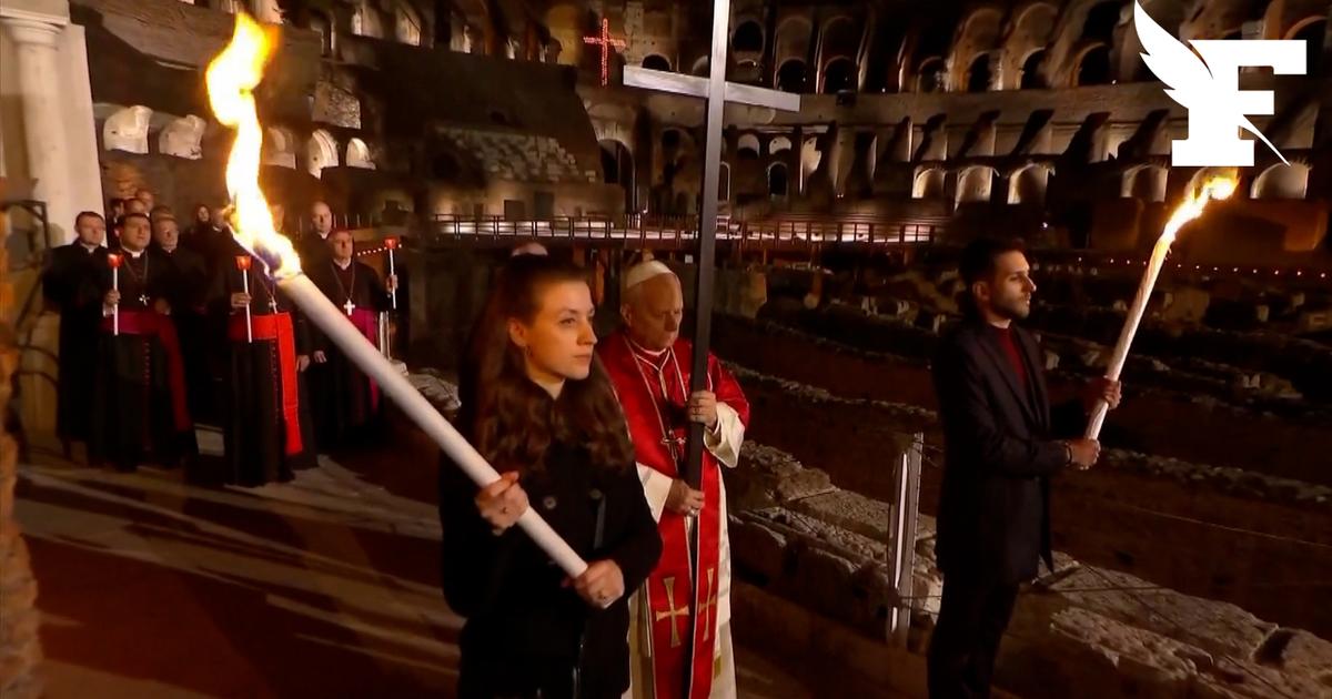 Rome : les images du pape Léon XIV qui porte lui-même la croix au Colisée
