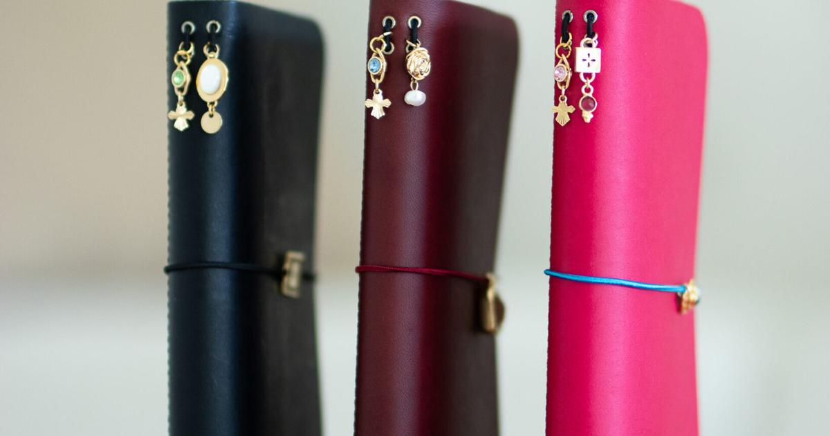 ¿Cuál es esa pequeña agenda de cuero de una marca francesa que se arrebatan las celebridades?