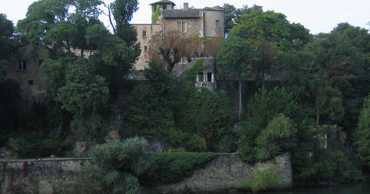 Monument classé mais vétuste, le célèbre château de l’île Barbe racheté aux enchères par un Lyonnais