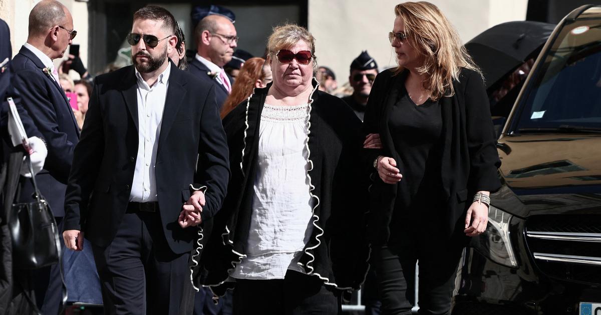 Obsèques de Loana : l’apparition surprise (et discrète) de Mindy, sa fille, et de Maelysse, sa petite-fille