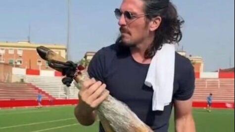 «Mangez du porc !» : le président d’un club de foot espagnol pourchasse ses joueurs musulmans avec du jambon et provoque un tollé