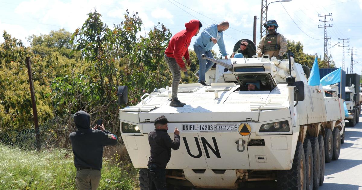 Lebanon: Israeli soldiers crash UN vehicles with a tank