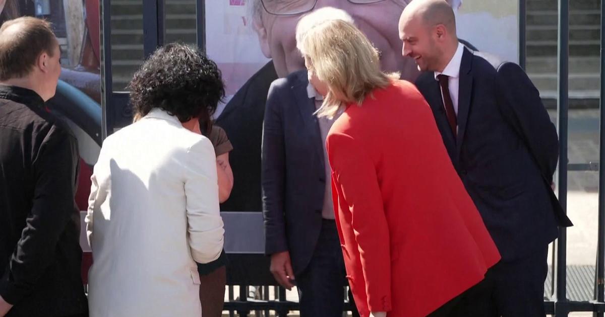 Cécile Kohler et Jacques Paris, ex-otages en Iran, décrochent leurs portraits devant l’Assemblée nationale