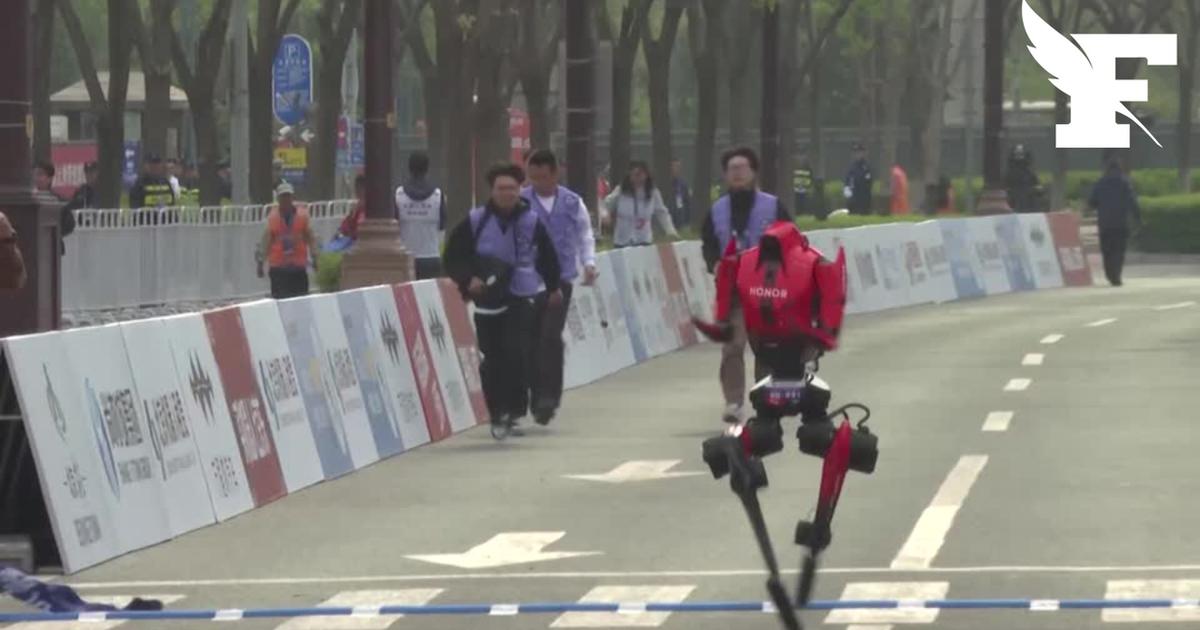 Un robot humanoïde bat largement le record du monde lors du semi-marathon de Pékin