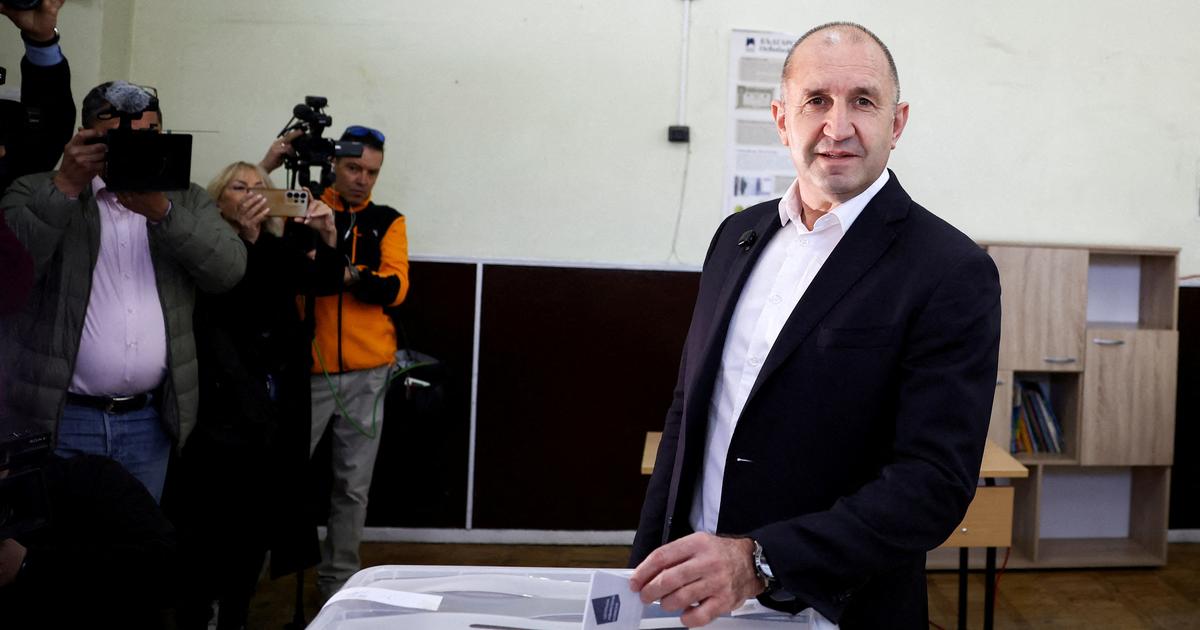Législatives en Bulgarie: la coalition de l’ex-président Radev largement en tête