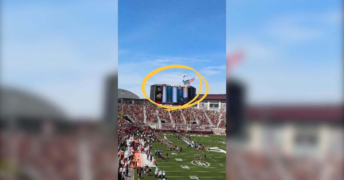 Un parachutiste s’écrase contre un panneau publicitaire lors d’un match de football américain