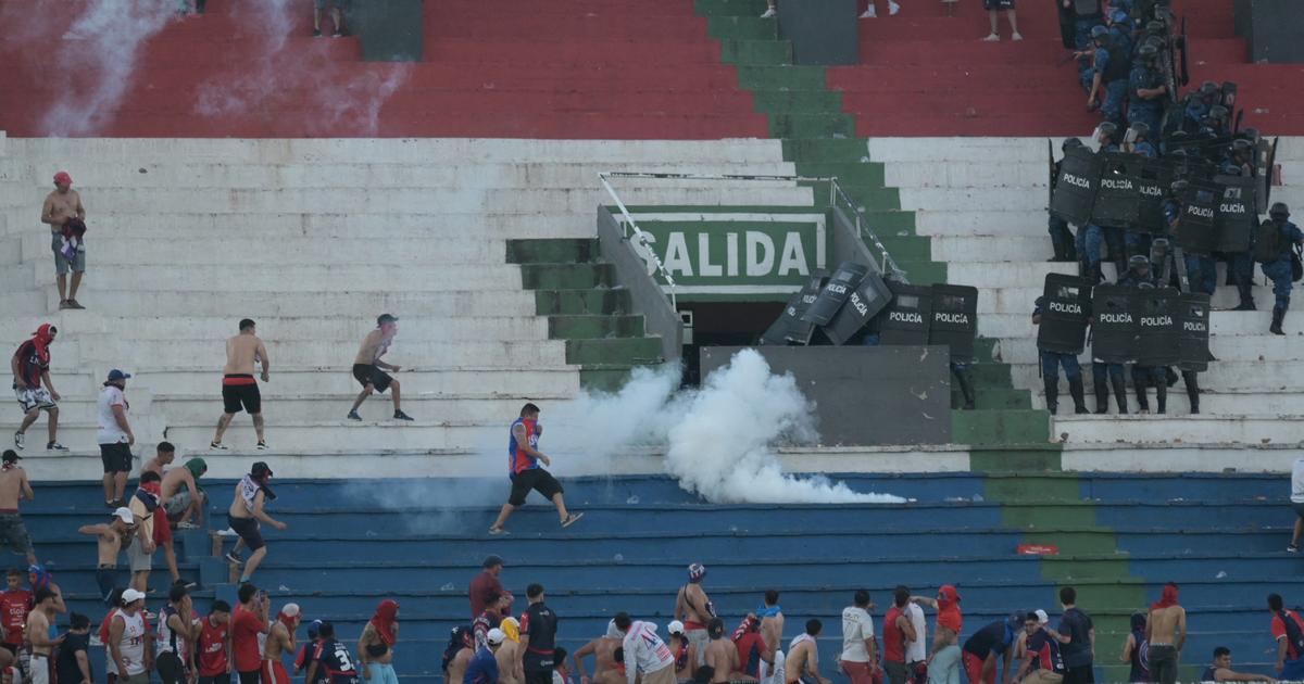 Affrontements, 50 blessés, policier roué de coups... scènes de chaos lors du Clasico paraguayen