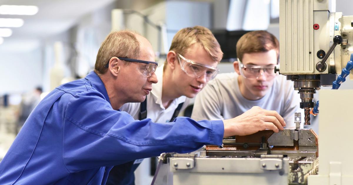 « Il ne sert à rien et est contraignant pour les entreprises » : du bricolage organisationnel aux failles de sécurité, les limites des stages d’observation dans le secondaire