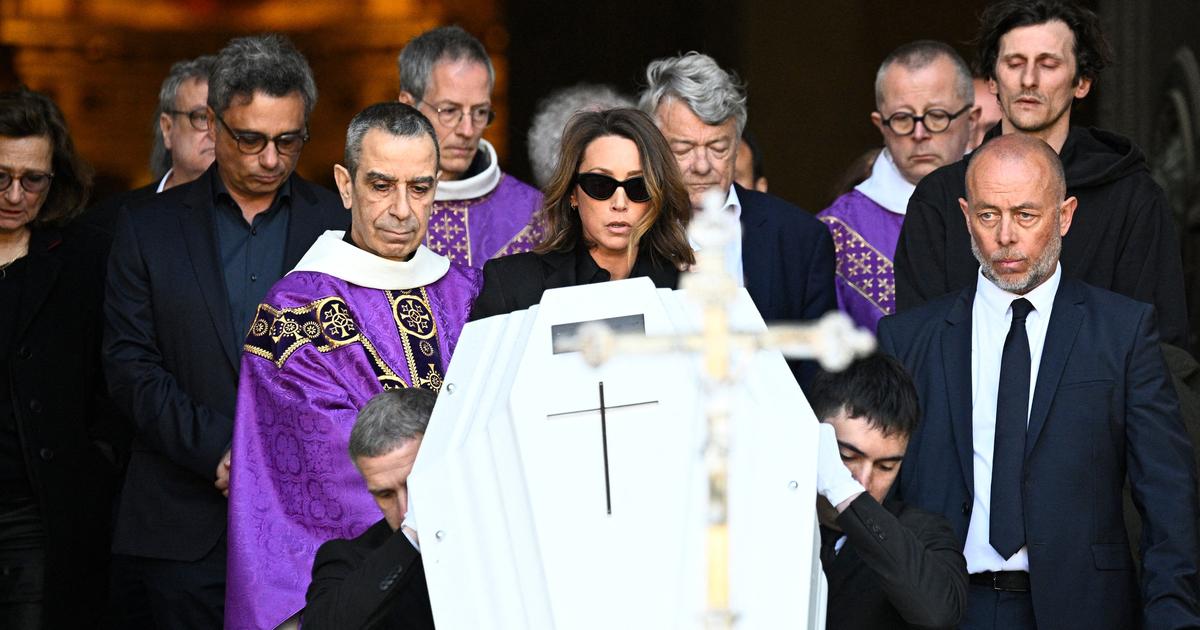 Laura Smet, muy conmovida, y su esposo Raphaël acompañan el ataúd blanco de Nathalie Baye a la iglesia de Saint