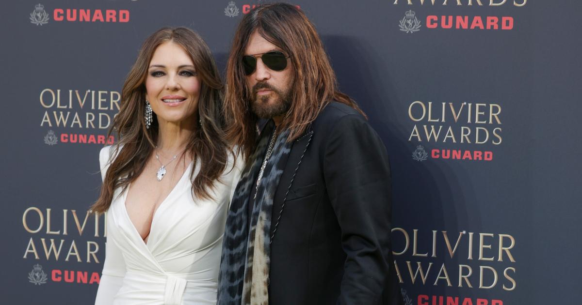The passionate kiss of Elizabeth Hurley and Billy Ray Cyrus, one year after the officialization of their love story