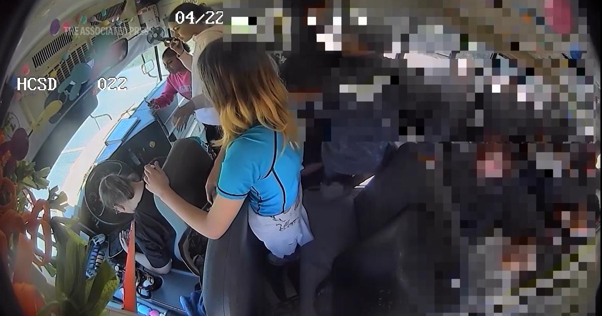 Les images hallucinantes de l’intervention de collégiens américains pour éviter l’accident de leur bus après le malaise de la conductrice