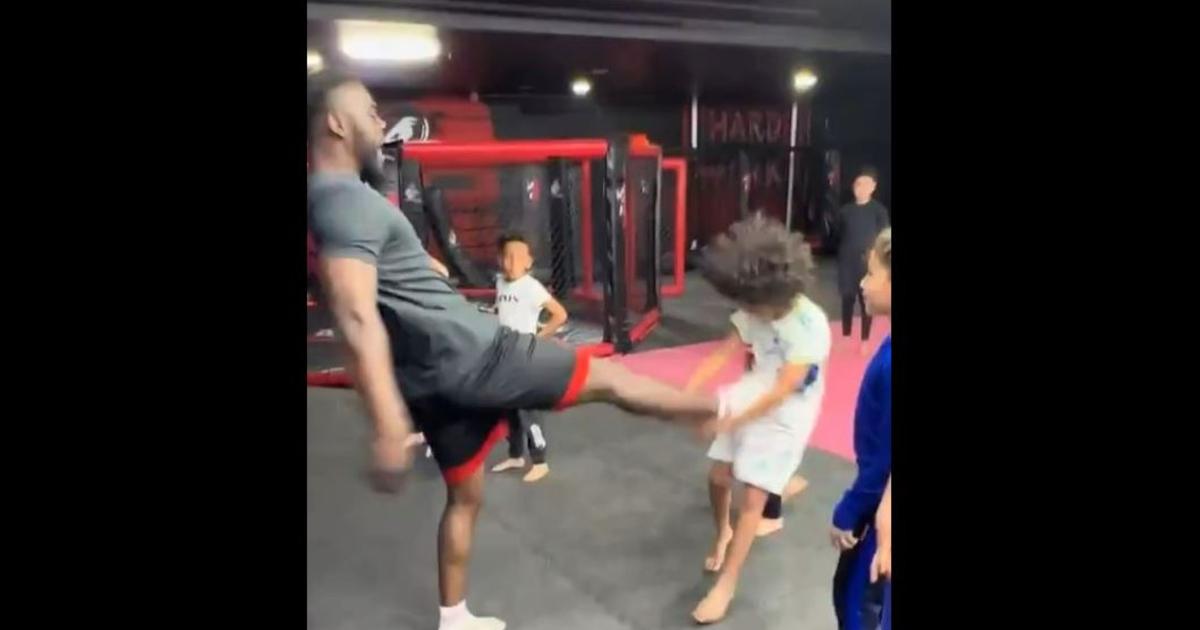 Habitué des polémiques, un coach lyonnais de MMA se filme assénant de violents coups de pied à des enfants
