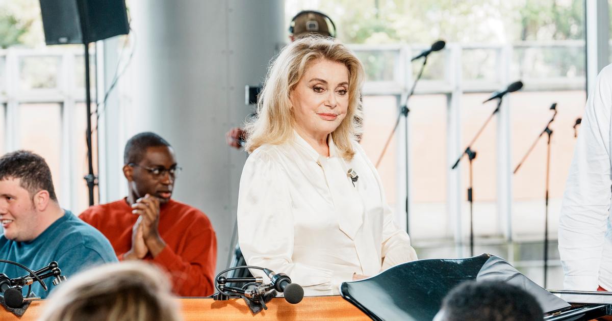 Catherine Deneuve, solaire et mélancolique face aux « papotins »