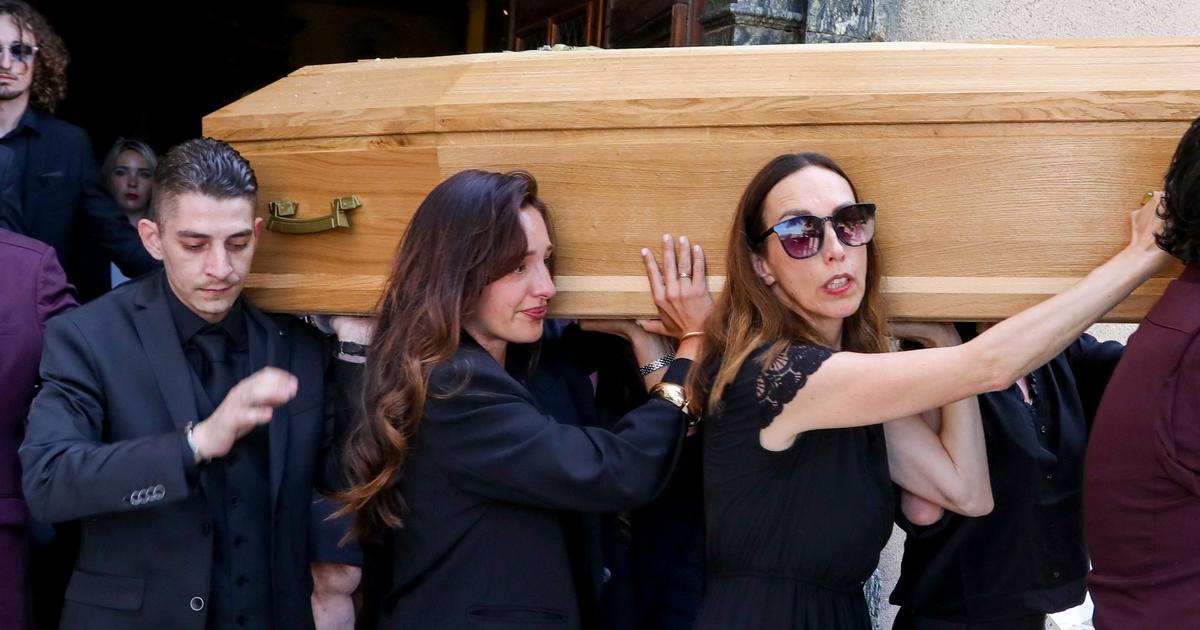 Obsèques de Chantal Nobel à Ramatuelle : ses deux filles portent le  cercueil, cette image déchirante