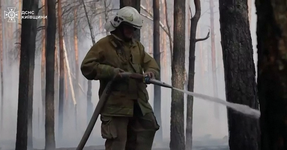 Ukraine : les images de l’important feu de forêt qui se propage dans la zone radioactive de Tchernobyl après la chute d’un drone