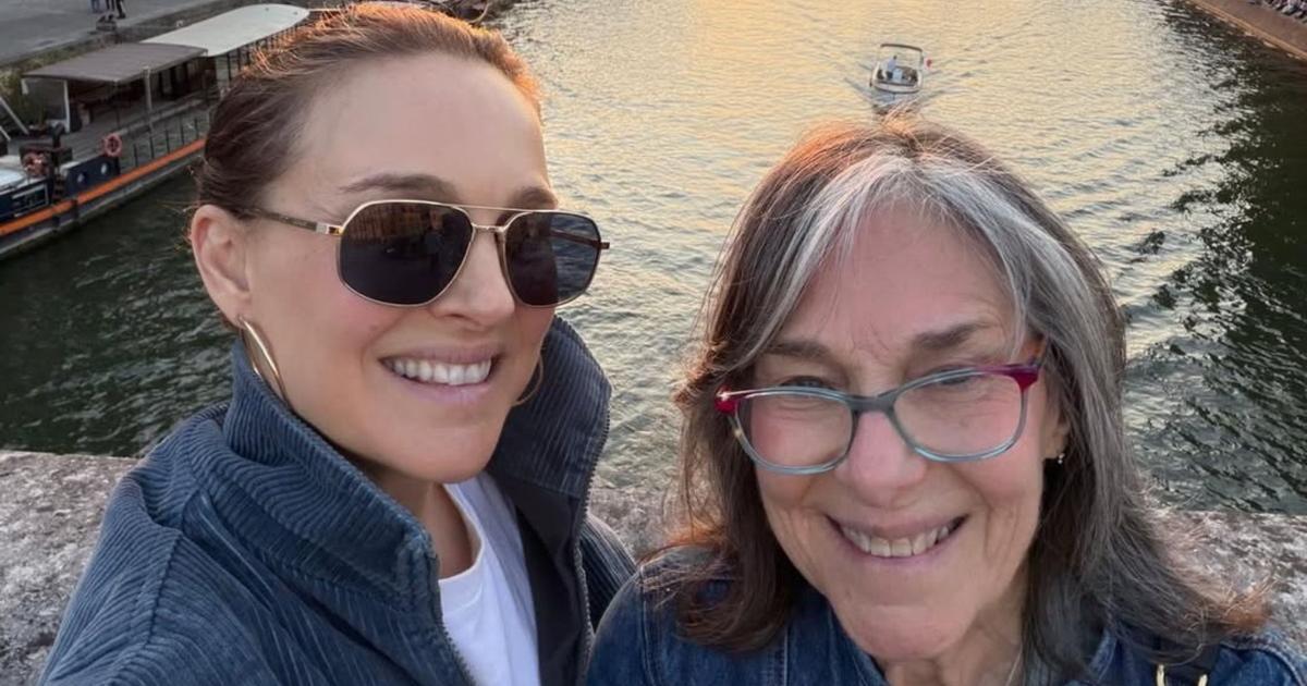 Incognito on a Paris bridge, Natalie Portman immortalizes herself with her mother, “the greatest luck of her life”