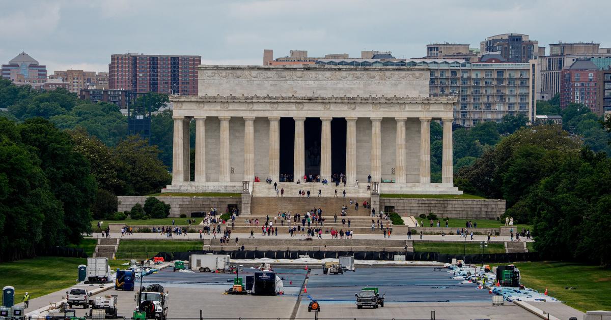 Trumps blue swimming pool in Washington revives American fractures.