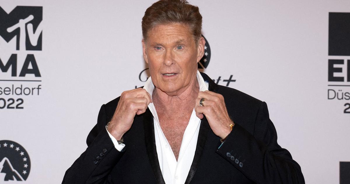 Después de ser visto en un andador, el actor David Hasselhoff, de 73 años, aparece delgado y herido en una silla de ruedas.