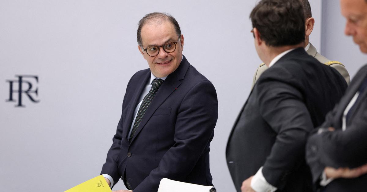 «Je me tiens devant vous en homme libre»: Emmanuel Moulin défend son ...