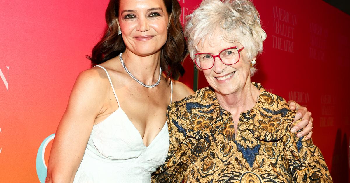 Katie Holmes rayonne aux côtés de sa mère lors dune rare apparition sur le tapis rouge new-yorkais