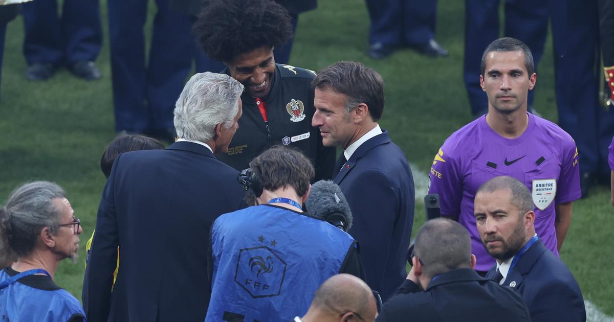 Lens-Nice : Emmanuel Macron sifflé lors de son apparition sur la pelouse du Stade de France