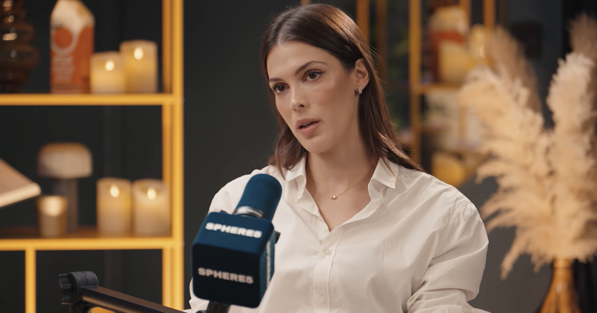 «Annoncer une séparation, c’est bizarre» : Iris Mittenaere évoque la pression des réseaux sociaux sur sa vie privée