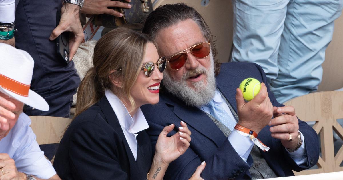 Ο ηθοποιός Russell Crowe και η σύντροφός του, Britney Theriot, 28 χρόνια νεότερή του, εμφανίζονται στις κερκίδες του Roland-Garros
