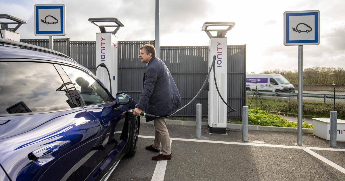 Véhicules électriques : 240.000 bornes de recharge supplémentaires déployées d'ici 2030, annonce Macron