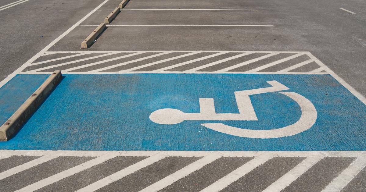 Amputée des quatre membres, elle écope d’une amende après avoir garé sa voiture sur une place handicapée