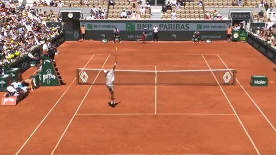Roland-Garros : en vidéo, le smash complètement loupé mais sans conséquence de Karen Khachanov