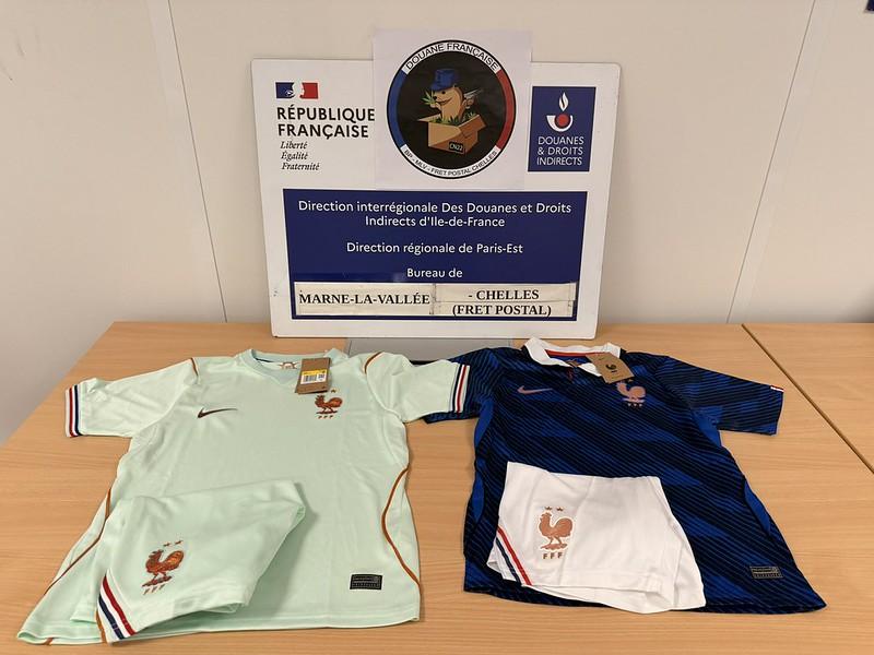 Coupe du Monde de football: près de 2300 maillots officiels contrefaits saisis par la douane