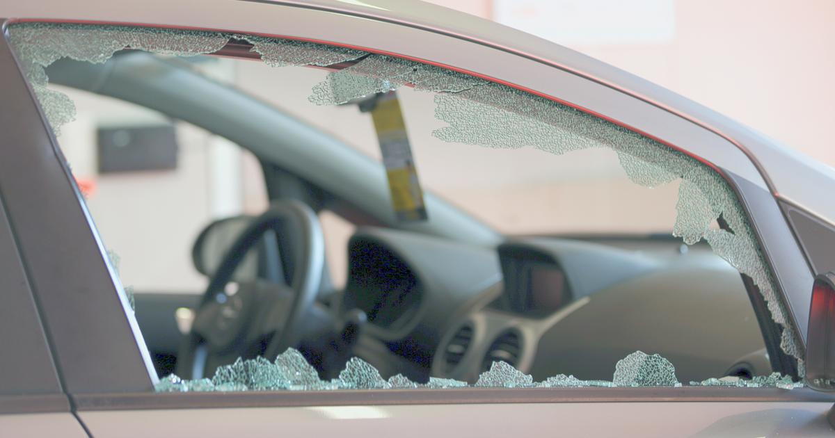 Après avoir fracturé une voiture dans un parking, le voleur oublie sa convocation en justice dans l’habitacle