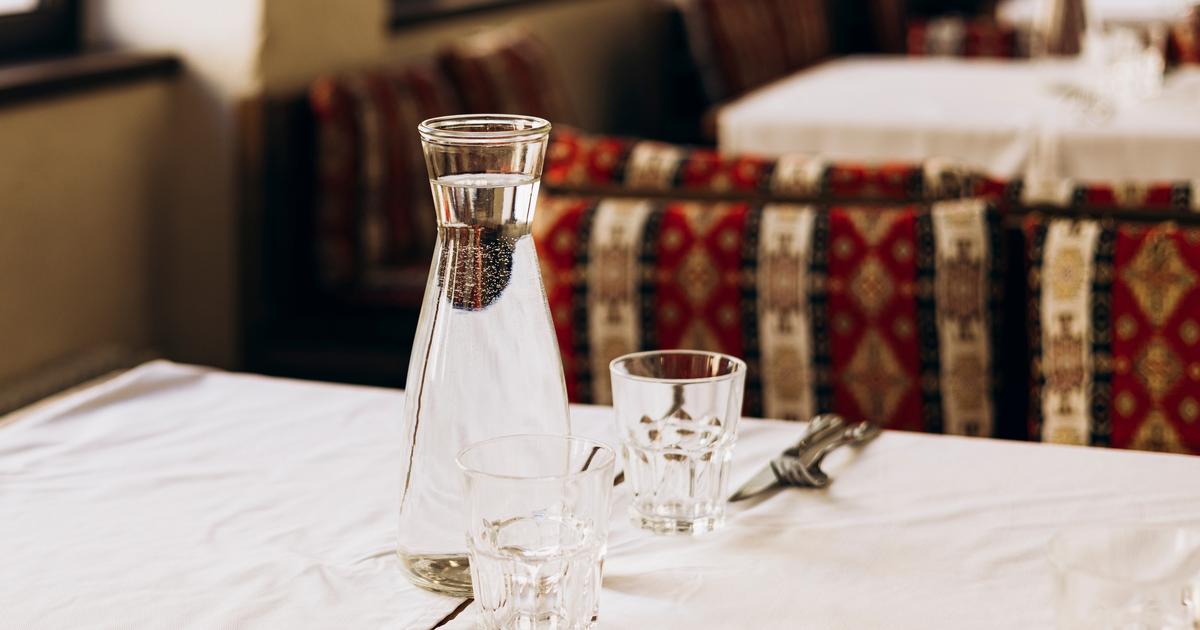 Canicule : peut-on exiger une carafe d’eau gratuite au restaurant ? Ce que dit la loi en France