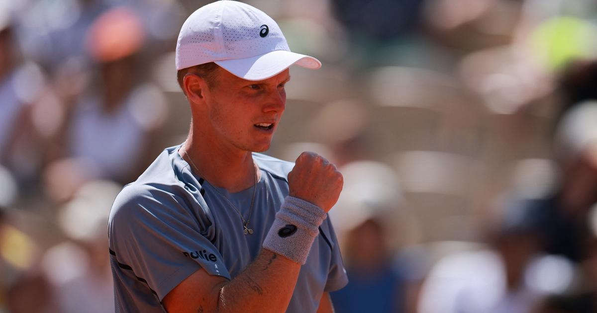 Roland-Garros : l’incroyable parcours de Jesper De Jong, celui qui a profité du forfait d’Arthur Fils