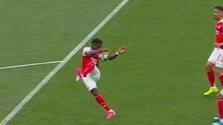 PSG-Arsenal : pourquoi Paris n’a pas obtenu de penalty sur la main de l’Anglais Bukayo Saka
