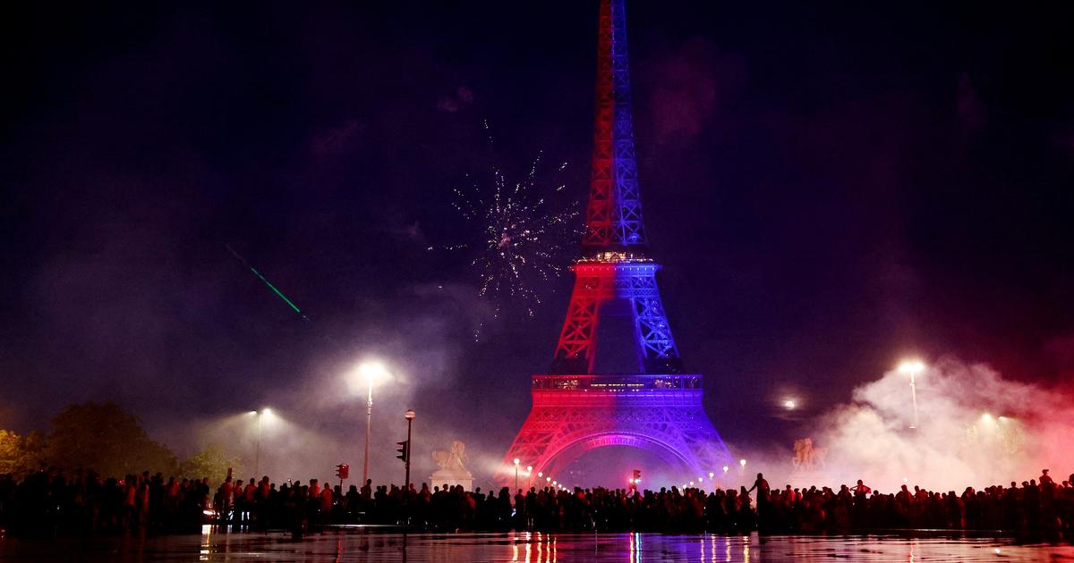 PSG-Arsenal : les images de la tour Eiffel éclairée aux couleurs du club parisien après sa victoire en Ligue des champions