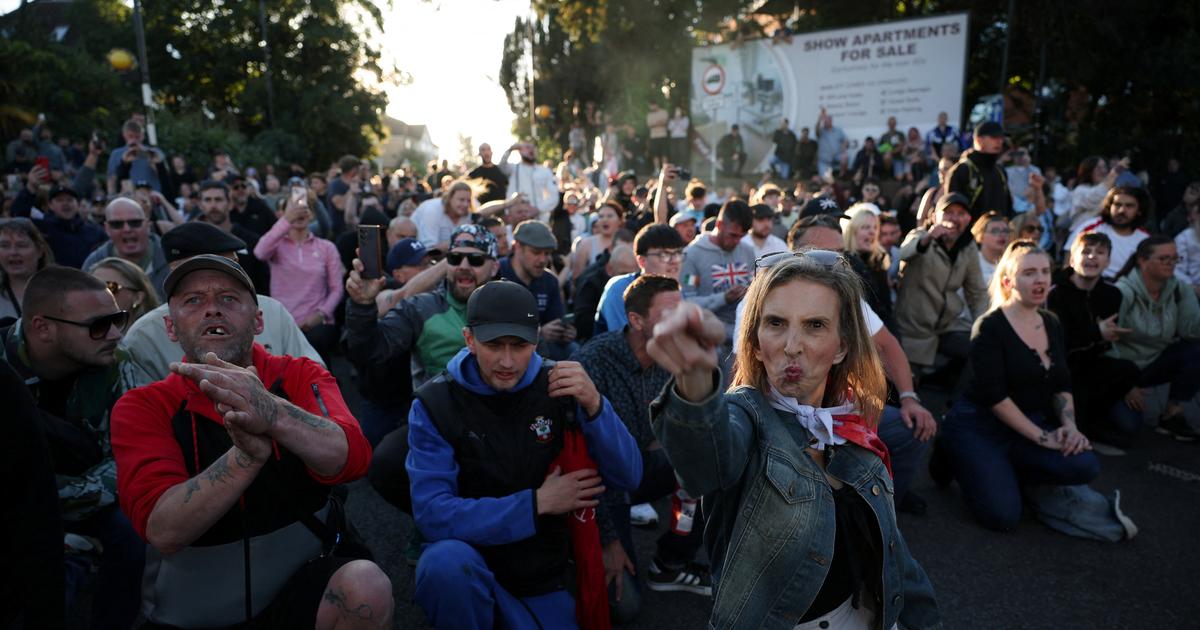 Étudiant poignardé à mort au Royaume-Uni : la police prise pour cible en marge d’une manifestation