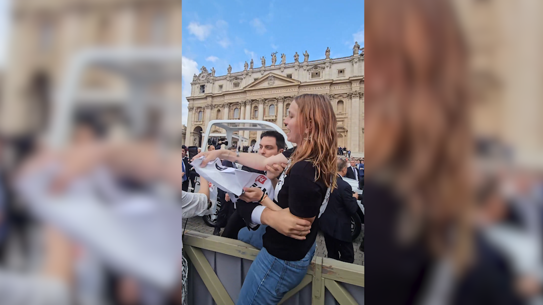 Vatican : les images de la neutralisation d’activistes anti-corrida avant l’audience du pape