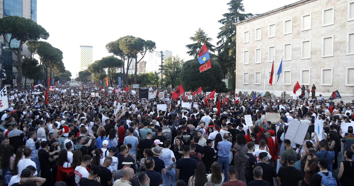 «L’Albanie n’est pas à vendre» : des milliers de personnes manifestent à Tirana pour protester contre un projet attribué au gendre de Donald Trump