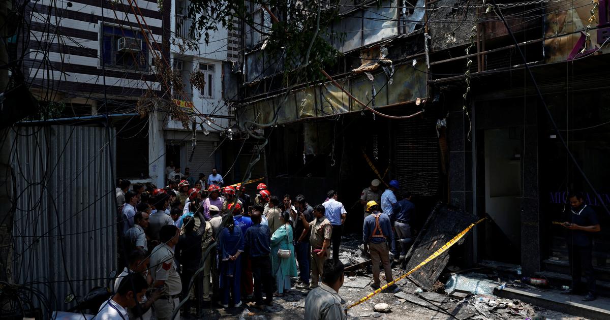 Inde : la police indienne annonce avoir arrêté le propriétaire de l’hôtel de New Delhi, dont l’incendie a fait au moins 21 morts