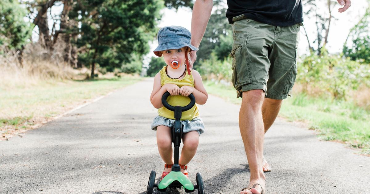 Trottinette, Globber ou vélo cargo : à force de leur éviter tout effort, rendons-nous nos enfants plus fragiles ?