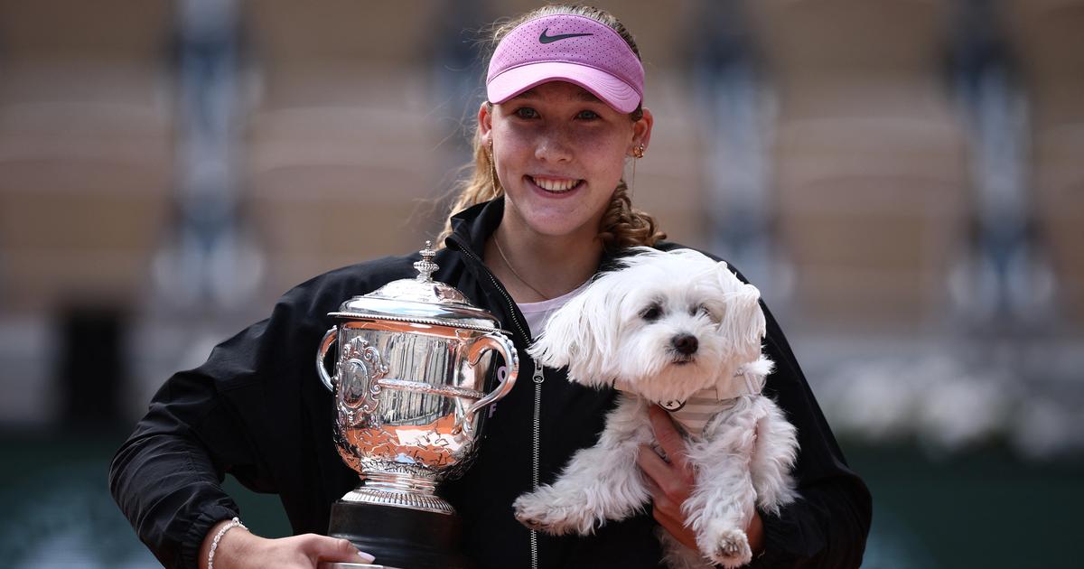 Roland-Garros : «J’ai voulu m’inspirer de l’attitude de Roger Federer», confie Mirra Andreeva, la nouvelle lauréate du tournoi