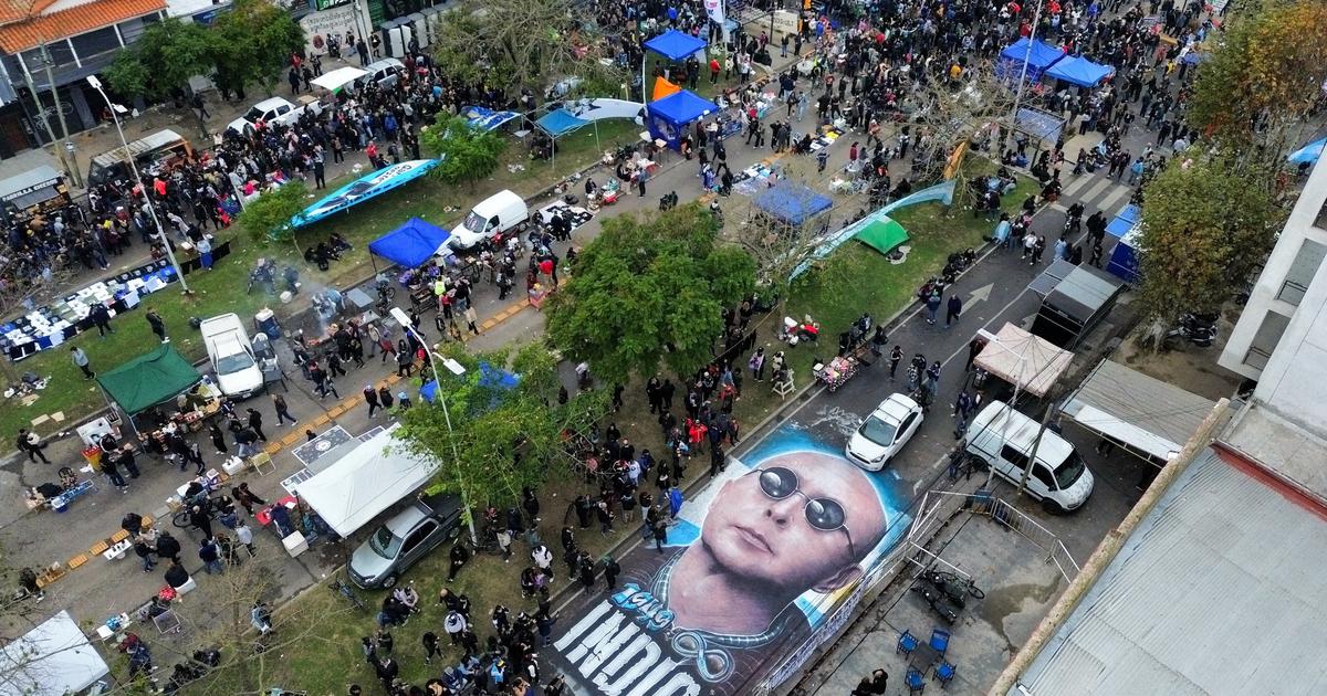 Sept kilomètres de fans, banderoles... À Buenos Aires, des adieux monstres au rockeur « Indio » Solari