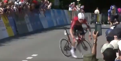 Cyclisme : en vidéo, l'incroyable première victoire du Belge Liam Slock qui chute avant la ligne