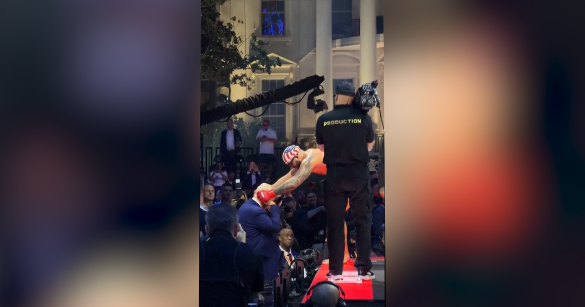 MMA : Josh Hokit offre symboliquement sa chaîne à Donald Trump après sa victoire à la Maison-Blanche