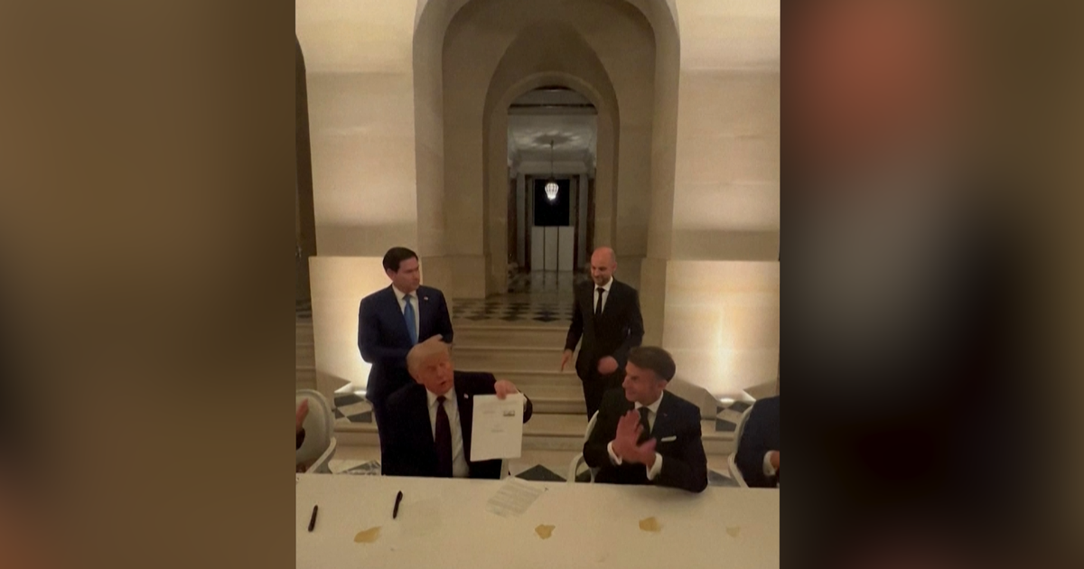 Les images historiques de Donald Trump signant à Versailles l’accord visant à mettre fin à la guerre au Moyen-Orient