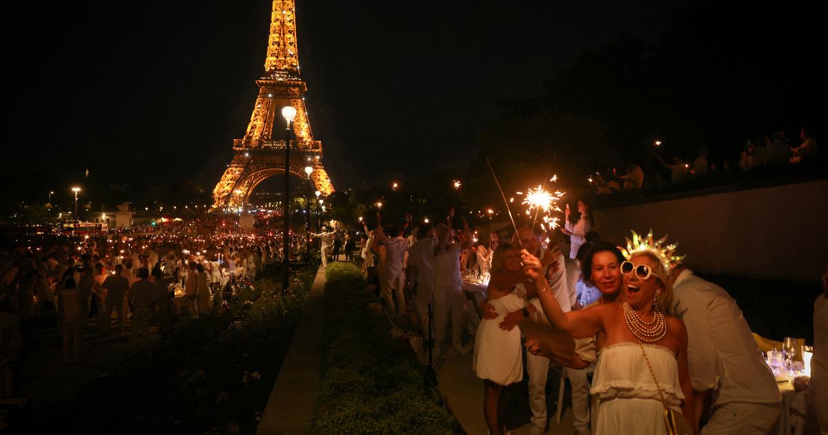 Paris : un dîner en blanc rassemble plusieurs centaines de personnes sous la Tour Eiffel