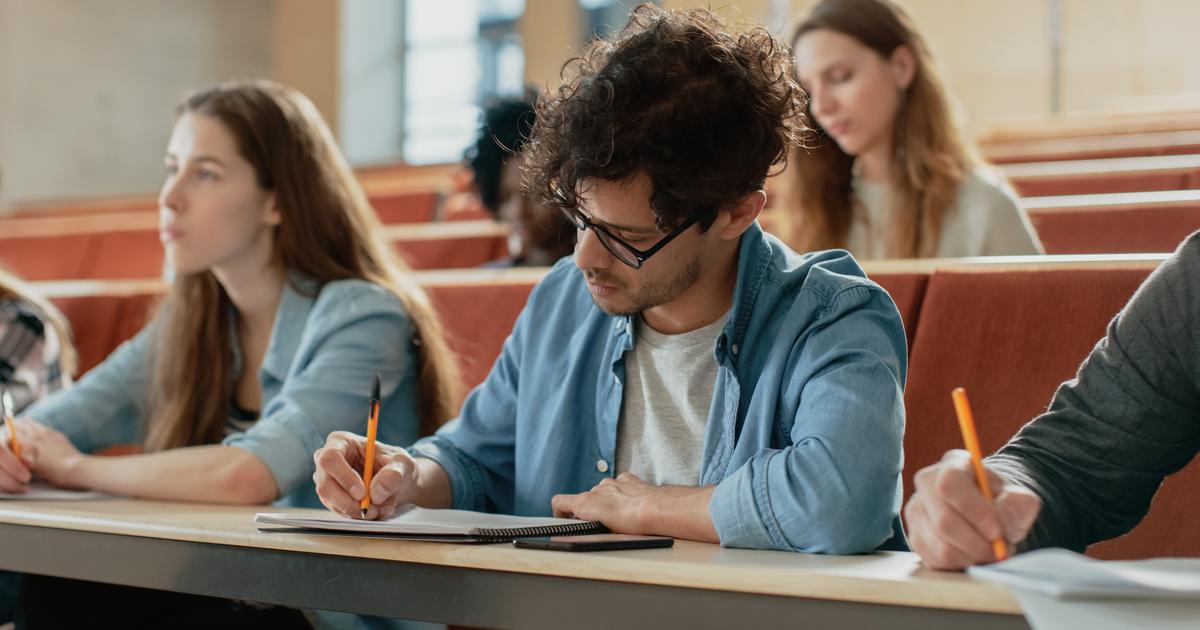 «Entre le retour au stylo et la fin annoncée de l’école avec l’IA, il existe une troisième voie»