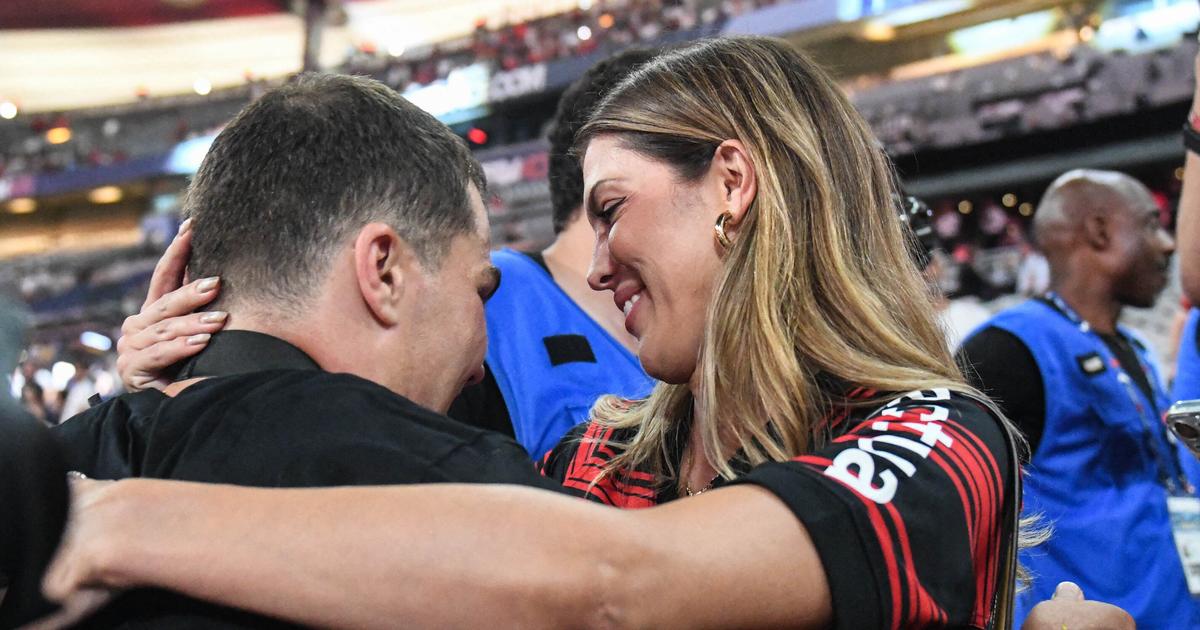 Regards complices, câlins... Antoine Dupont et Iris Mittenaere ne se cachent plus lors de la finale du Top 14