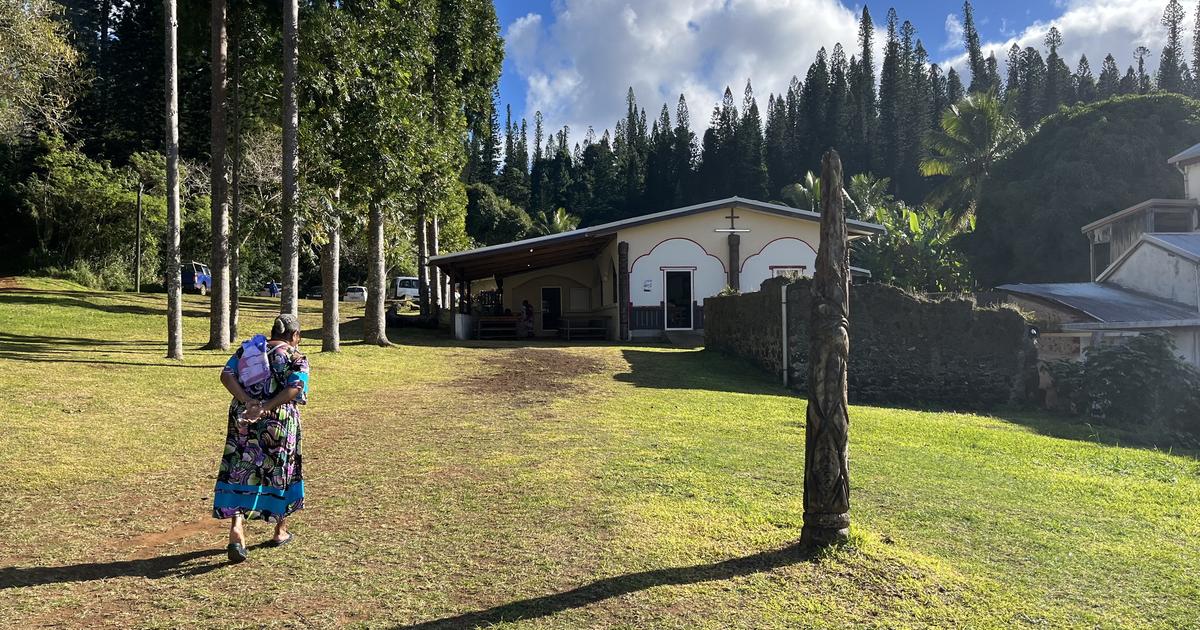 « Mélenchon, c’est le seul qui défend le peuple autochtone » : jour de vote avec les Kanaks de L’Île-des-Pins, en Nouvelle-Calédonie